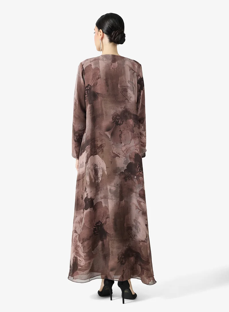 هيا كلوزيت عباية مفتوحة بطبعة وياقة على شكل حرف